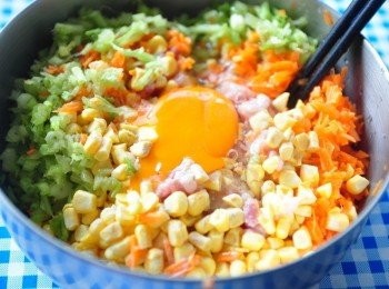 step2: 再將切末的<span class="group_1">食材</span>與絞肉、雞蛋均勻攪拌