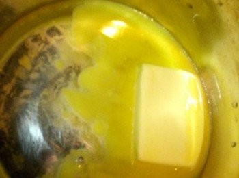 step1: 先將水及牛油放入煲內煮至牛油完全溶化微滾就可以(小火)