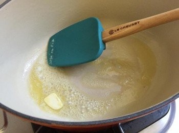 step3: 燒熱鍋子，中細火加入牛油2茶匙至溶化