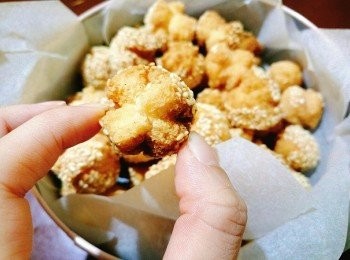 step4: 將生油放進鍋子開火燒熱，用筷子測試油溫，筷子邊出現泡泡便關火及放入麵糰開始炸。當笑口棗開始浮面時再開中火，用筷子攪開沉底的笑口棗，並不時用筷子攪拌；當笑口棗轉金黃色，轉大火迫出油，再取出笑口棗，放在廚房紙上擱涼並用密實盒或鐵罐儲存即成。