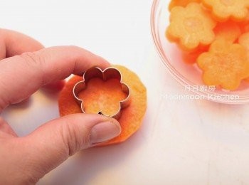 step3: 紅蘿蔔切片。