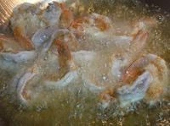 step2: 蝦鮮過油處理後備用。