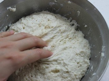 step4: 用手壓走麵糰內空氣，再鋪上保鮮膜讓麵糰休息五分鐘