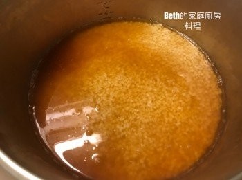 step2: 白米洗淨瀝乾水分，加入鹽、醬油、米酒、味醂以及高湯至內鍋3格水線（1杯米、1格水）