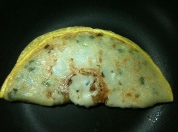 step7: 待蛋液凝固時，將蛋餅用鍋鏟折成半月型。