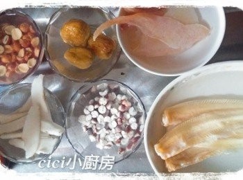 step3: 淮山、茨實、蓮子用水浸洗乾淨，備用。