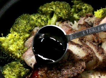 step13: 食用時淋上<span class="group_2">煲仔甜醬汁</span>。
放心, 在鍋中的肉一定會熟透的。