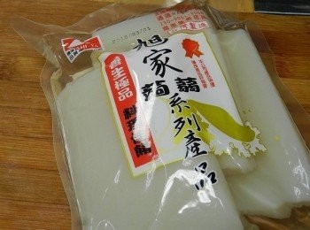 step1: 這包白玉板中，有三大片喔!!!(將袋內水擠掉，就可以直接食用)