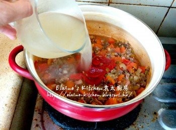 step6: 逐一加入2湯匙茄膏 , 上湯及水(500ml)拌勻