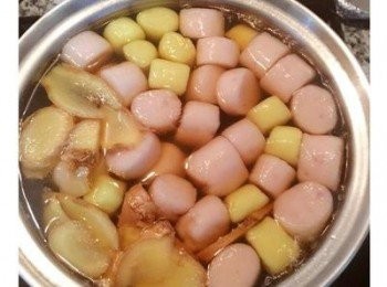 step10: 煮時，請將薑湯或其他甜湯與芋圓、地瓜圓分兩鍋煮；水滾後才放芋圓和地瓜圓，煮到浮起後再撈過去甜湯中ㄧ起煮ㄧ下即可。