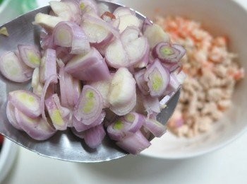 step7: 將紅蔥頭加入煮熟的雞肉與蝦子裡