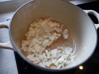 step4: 下洋蔥粒, 炒至金黃