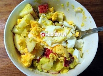 step4: 組裝沙拉：在「步驟3的碗」中，放入蘋果丁，擠柳丁汁，用湯匙拌勻。放入水煮蛋，用湯匙將水煮蛋切碎。灑上黑胡椒、白胡椒和鹽，用湯匙拌勻，【蘋果酪梨蛋沙拉】完成。