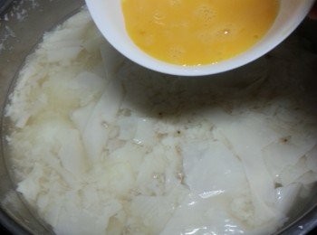 step4: 再加入己打散的雞蛋拌勻成蛋花即可