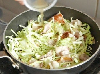 step6: 加入青椰菜炒 1 分鐘後，加入已拌勻的水和鰹魚素，多炒約 2 分鐘至豬肉熟透和椰菜變軟即成餡料，盛起備用。