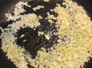 step2: 落油, 中火爆香洋蔥, 待用