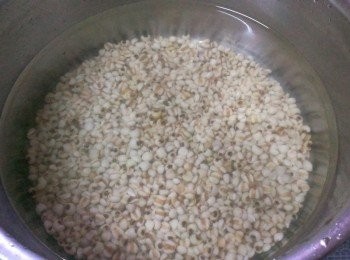 step1: 首先把薏仁洗乾淨加人三倍的水(沒有洗浸泡喔)~放入電鍋(外鍋一杯水) 跳起來以後就讓他悶著~通常我都讓他悶2~3小時(這時候就去做其他的事)~這樣的薏仁就會軟了~