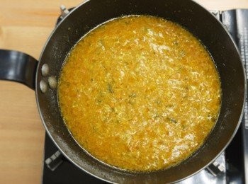 step3: 步驟3：
熱鍋並放入炒蟹粉90公克，接著倒入200cc的高湯燜煮，待高湯沸騰後調入鹽1/2小匙、糖1/2小匙、白胡椒粉1/2小匙、味精少許，最後加入太白粉水微微勾芡即完成蟹黃淋醬。