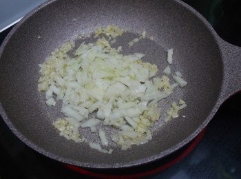 step6: 下洋蔥粒炒軟
