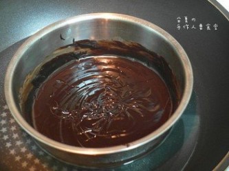 step4: 苦甜巧克力切碎，隔水加熱融化後倒入鮮奶油混合均勻