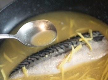 step4: 開中慢火，用匙羹將汁料淋於魚上，直至魚皮收縮及汁料煮滾