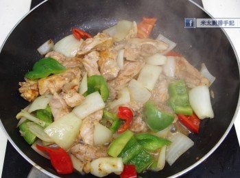 step6: 把彩椒和洋蔥回鍋再加入<span class="group_2">汁料</span>兜匀，煮約1分鐘，最後下烤香的菠蘿和子薑兜勻便可上碟食用。