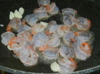 step4: 起一油鍋，爆香蒜片後，下蝦仁快炒