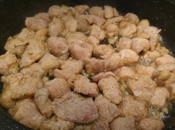 step2: 用熱油炸雞軟骨。