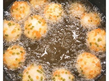 step7: 炸至金黃色則可取出隔油