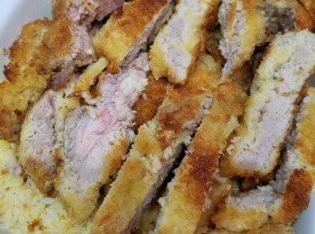 step3: 焗爐預熱180度。 把切好嘅豬扒切件放上已經炒香嘅炒飯上，淋上番茄醬。