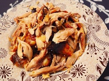 step4: 稍放涼後, 把雞肉去骨, 慢慢撕成小塊