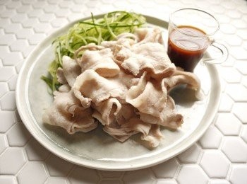 step3: 小黃瓜切成細絲和豬五花成盤即可