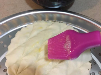 step8: 再係頂鋪多一層酥皮, 沿邊壓好收口, 然後掃上蛋漿