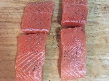 step1: 鮭魚洗淨擦乾對切成四塊，用少許鹽抹在魚上，再撒上少許黑胡椒粗粒。