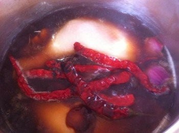 step2: 取出一個較深的鍋，把雞腿和材料A一起下鍋，大火煮滾10分鐘。