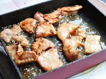 step3: 再備熱油，將醃漬過的里肌肉片下鍋香煎至兩面微焦即可起鍋