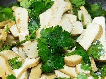 step5: 香味十足的麻香豆干就完成囉~不僅能快速上菜~還可以吃到清涼~~食慾滿點~~~孩子更是一口接著一口吃~幸福嗎?很美滿~