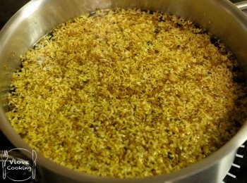 step1: 煲滾600ml水後熄火, 加入桂花焗10分鐘