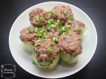 step4: 釀入小唐菜內, 灑上蔥花放入飯煲蒸架內同飯一齊煮熟( 或隔水蒸至熟透約 20分鐘)