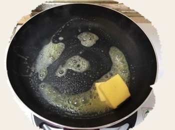 step4: 起熱鍋將奶油融化。