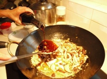 step8: 加入1大匙醬油調味