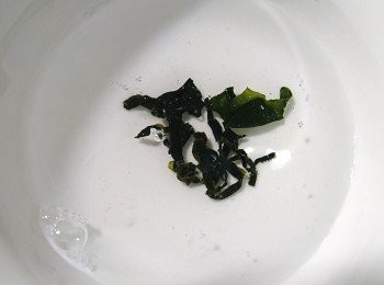 step2: 海帶芽放入冷開水中泡開。