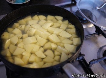 step3: 同時間滾好一鍋熱水先將馬鈴薯煮熟!