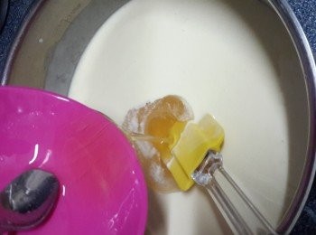 step6: 將打好的榴槤牛奶漿倒入容器中，再加入剩下的牛奶混合均勻，倒入魚膠溶液混合均勻