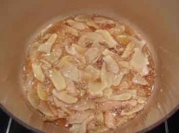 step3: 準備一個厚底鍋,放入薑片及芝麻香油使用小火慢慢煸至薑片邊呈現捲曲狀。添加薑的用意:利用薑的氣味溫和來調合辣椒及花椒的辛辣味。