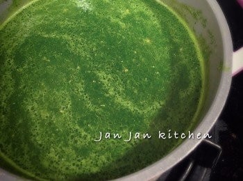 step3: 待滾起即可加入菠菜蓉，下調味，攪拌再煮至滾起。