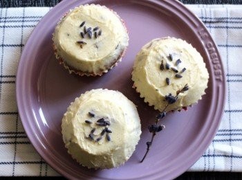 step5: 用花咀或刮刀將奶油塗在杯子蛋糕上，灑上少量薰衣草作裝飾。