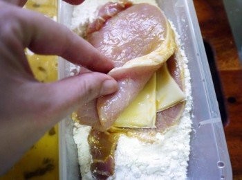 step4: 肉片中間夾2片起司(起司片撕小塊狀疊堆)起司越多~爆漿越多