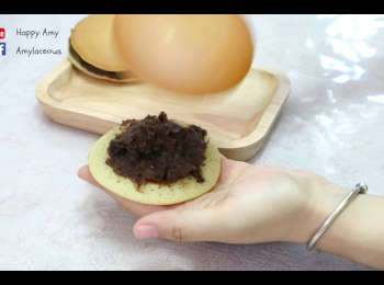 step7: 取出餅皮於中心位置放入紅豆蓉，再蓋上另一塊餅皮，輕輕壓緊邊位，完成。