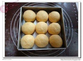 step5: 把麵團放入模具中。開始進行第二次室溫發酵約60分鐘。